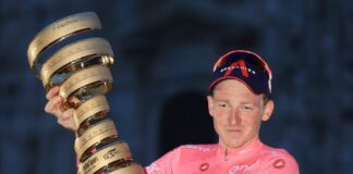 Geoghegan Hart in maglia rosa al Giro d'Italia